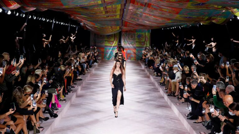 Milano Fashion Week, dal 20 al 26 febbraio le sfilate della Moda Donna: “Lo scontrino medio atteso è di mille euro”. Ecco i debutti più attesi e tutti gli eventi
