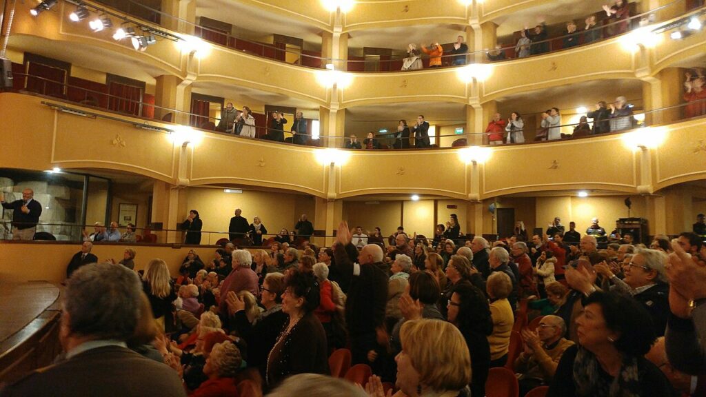 Interno del Teatro Trianon Viviani di Napoli con il pubblico, immagine di repertorio